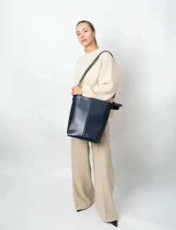 CASSET GLOSSY STRUCTURE - Bucketväskor