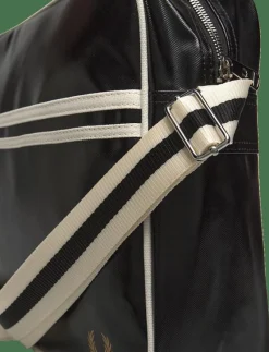 CLASSIC SHOULDER BAG - Axelväskor